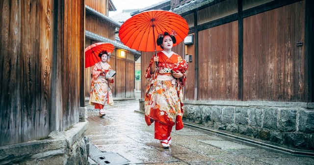 1_Maiko-Women-Walking-in-Kyoto