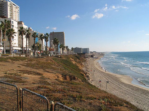 640px-Bat-Yam-beach-south-1