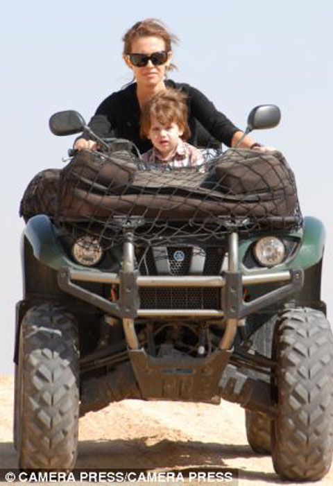 article-2408054-1B8E3D6D000005DC-815_306x447