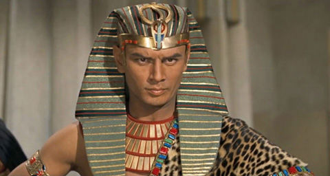 Yul-Brynner-Wearing-An-Egyptian-Costume