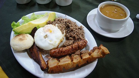 800px-Bandeja_paisa_y_tazon_de_frejoles_del_Chocolos_30062011