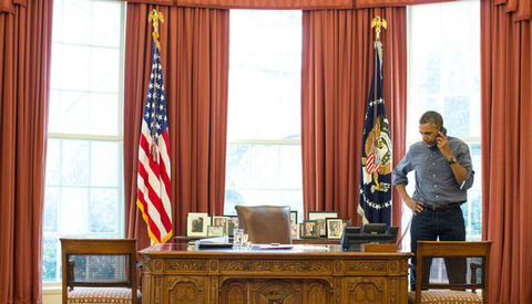 _73400853_obama_phone