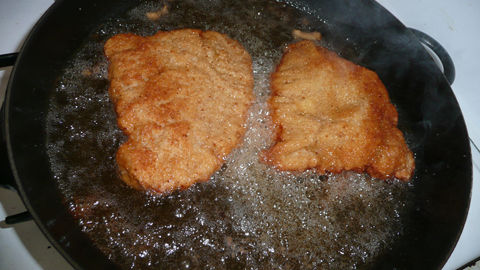 Wiener_Schnitzel_in_der_Pfanne_1
