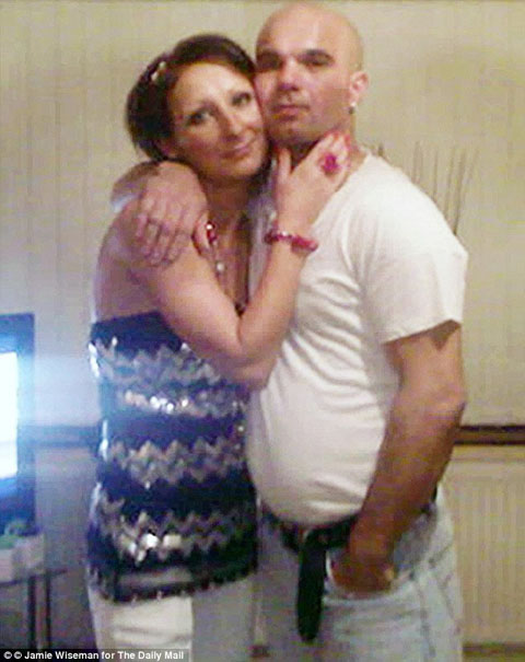 article-2381922-1B14CFE9000005DC-241_634x799