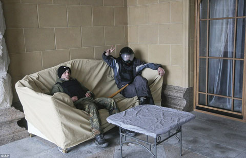 article-2565697-1BBB3BAB00000578-449_964x619