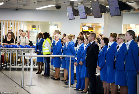 article-2702482-1FE81B4300000578-541_964x653