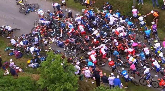 Tour-de-France-crash-video-Fan-sign-causes-pile-up-at