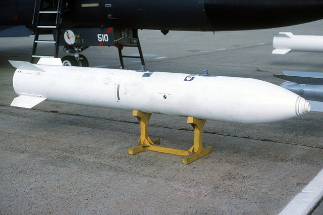 1920px-B83_nuclear_bomb_trainer