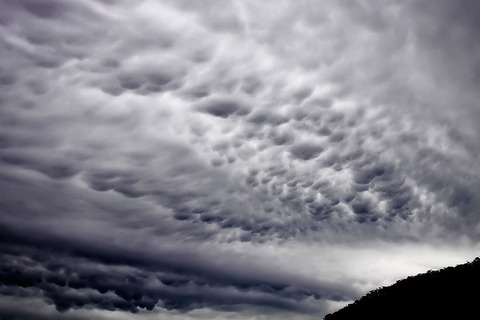 800px-Mammatus_cloud02