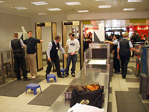 Berlin_Schonefeld_Airport_metal_detectors