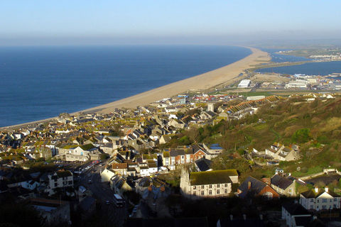 1280px-Newgrounds_viewpoint_chesil_beach_and_fortuneswell_dorset