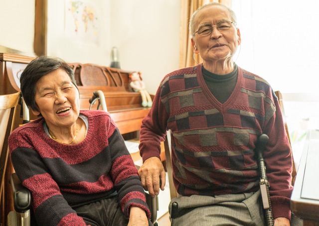 240698-1793x1268-elderly-Japanese-couple