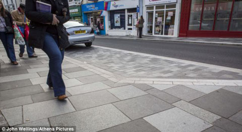 article-2458553-18BB5C9E00000578-315_634x348