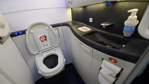 airplane-bathroom