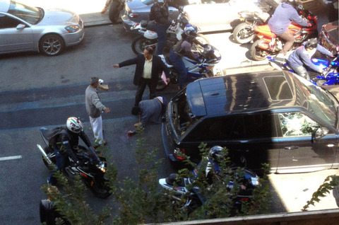 LiveLeak-dot-com-2dd_1380719020-bikers-assaulting-SUV-2-pic