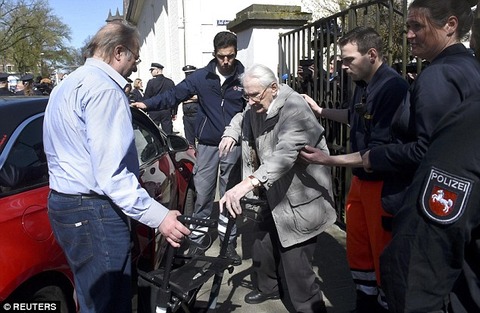 27D15CA800000578-3048472-image-a-39_1429627105684