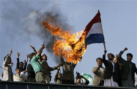 brandende-nederlandse-vlag425