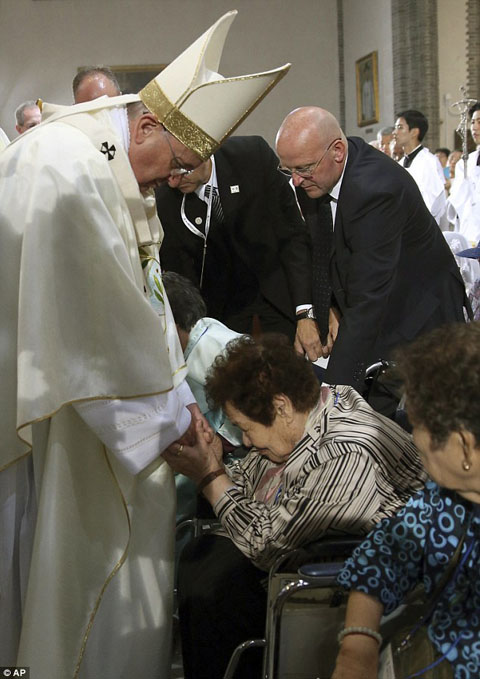 article-2727957-209BB0CE00000578-131_634x897