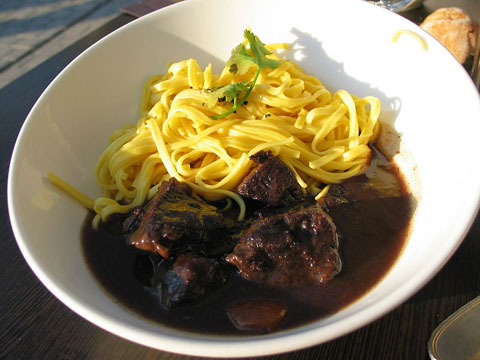 800px-Boeuf_bourguignon_servi_avec_des_pates