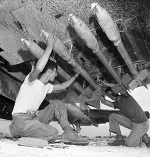 300px-5in_FFAR_F4U_MAG-33_Okinawa_Jun1945
