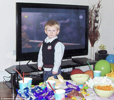 article-2381922-1B156D3C000005DC-359_634x555