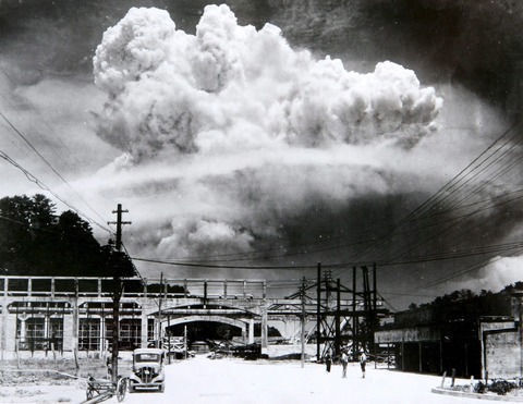 Atomic_cloud_over_Nagasaki_from_Koyagi-jima-1940x1500
