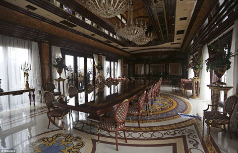 article-2565697-1BBF7E7F00000578-482_964x620