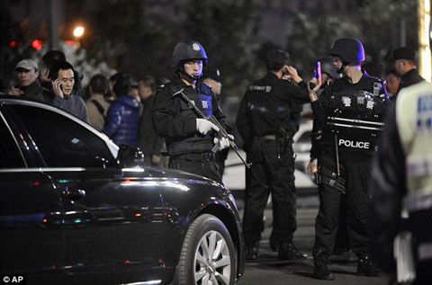 article-2570996-1BF1B3FD00000578-709_634x419