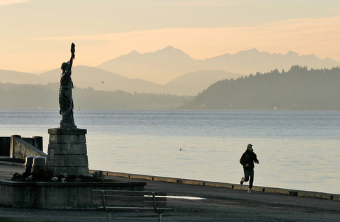 Seattle-Alki-Point-Statue-of-Liberty-jogger-2772