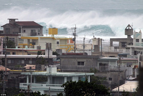 1412973039778_wps_9_epa04439475_Huge_waves_ge