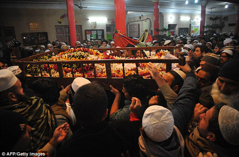 2419EEE900000578-2875729-image-a-23_1418773141088