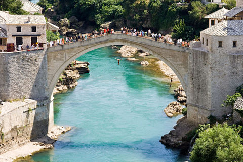 The-Mostar-Bridge-Jumping-Festival-The-Fall_opt