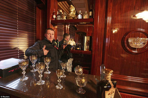 article-2565697-1BBF910400000578-396_964x634