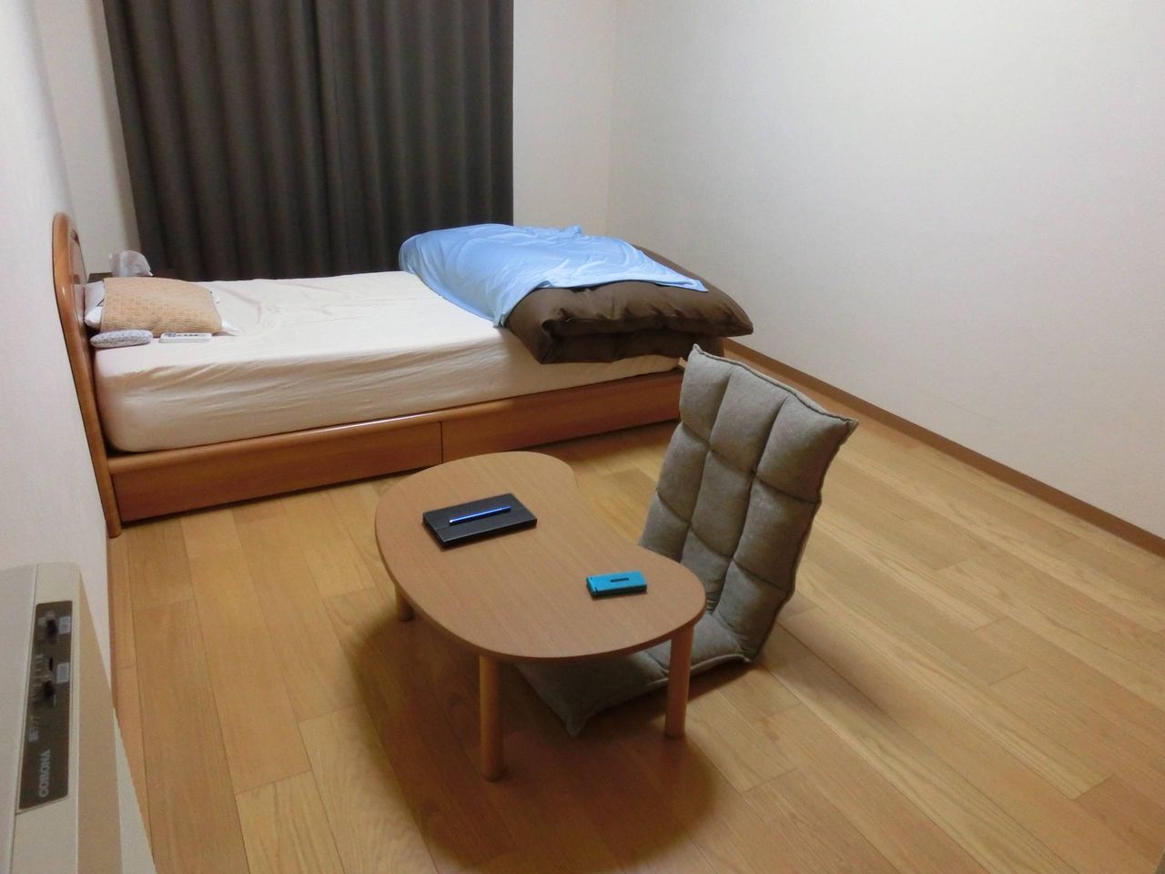 2年近く付き合って初めて訪れた彼部屋、家具はベッドとPCの載った机ぐらいで引っ越し直前の部屋みたいにガランとしてたんだが、ふと私のあげた ...
