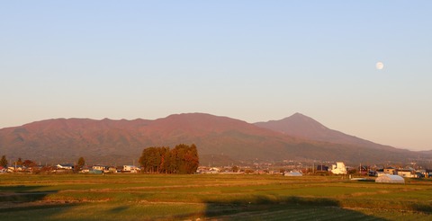 IMG_2938道の駅 あいづ 湯川・会津坂下より磐梯山と月
