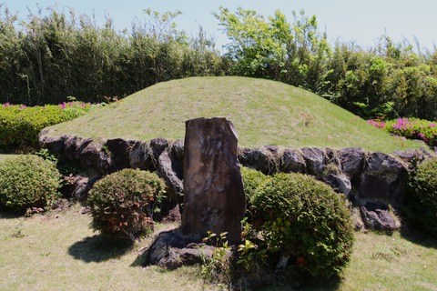 鎌倉時代の梶原景季（源太）の片腕が埋まっている