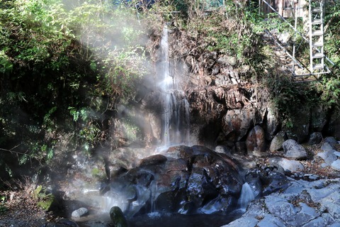 IMG_4696洞窟温泉から流出