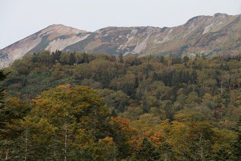 IMG_2107ロープウェイ正面窓の隙間より小蓮華山(左端)
