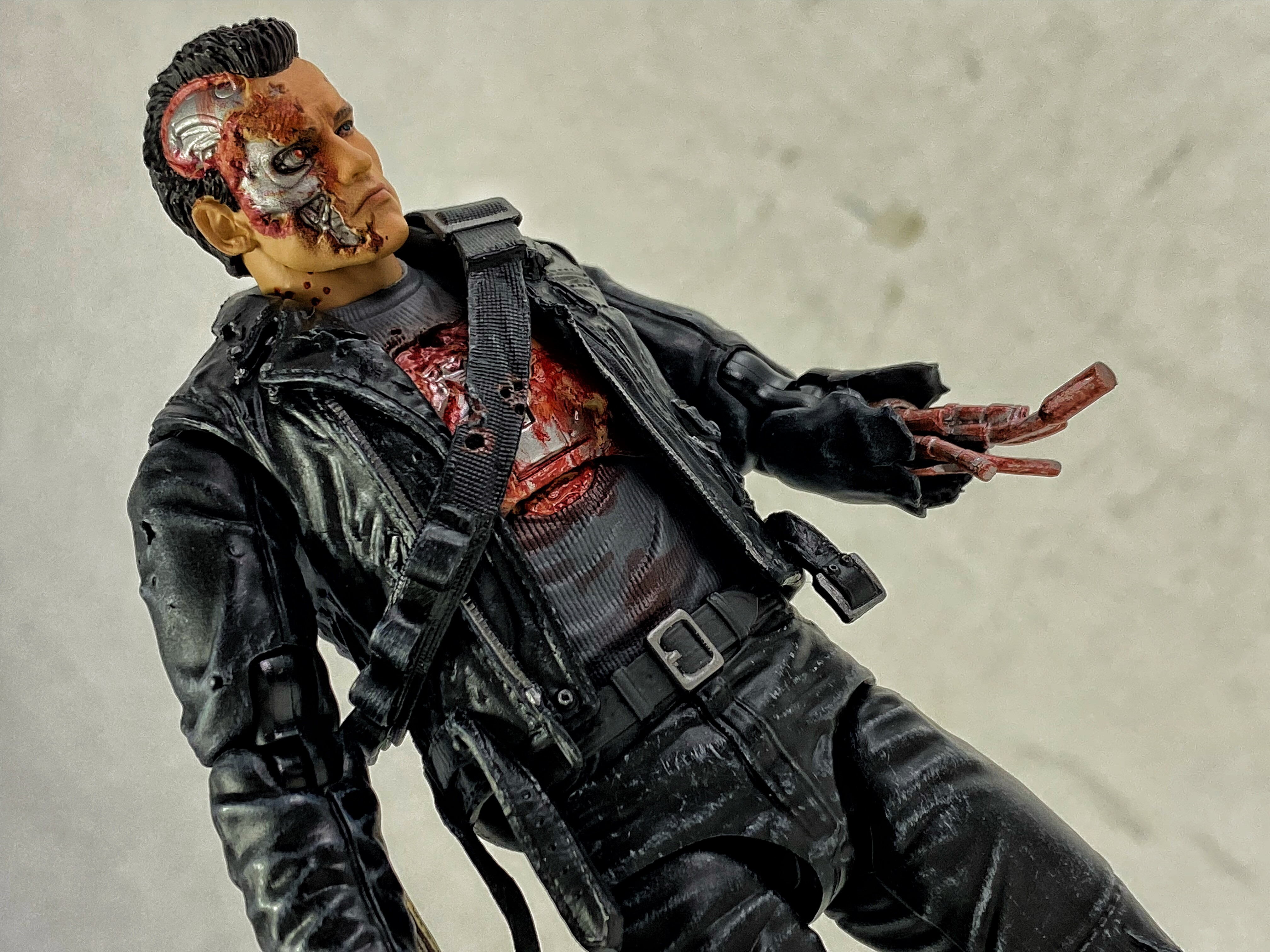 MAFEX T-800 (T2:BATTLE DAMAGE Ver.) レビュー : おもちゃの巣