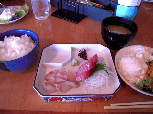 鮪と鱸の刺身盛り合わせ 湾岸食堂 波止場店 Lldonの個人的趣向