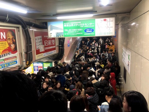 新大久保駅中3