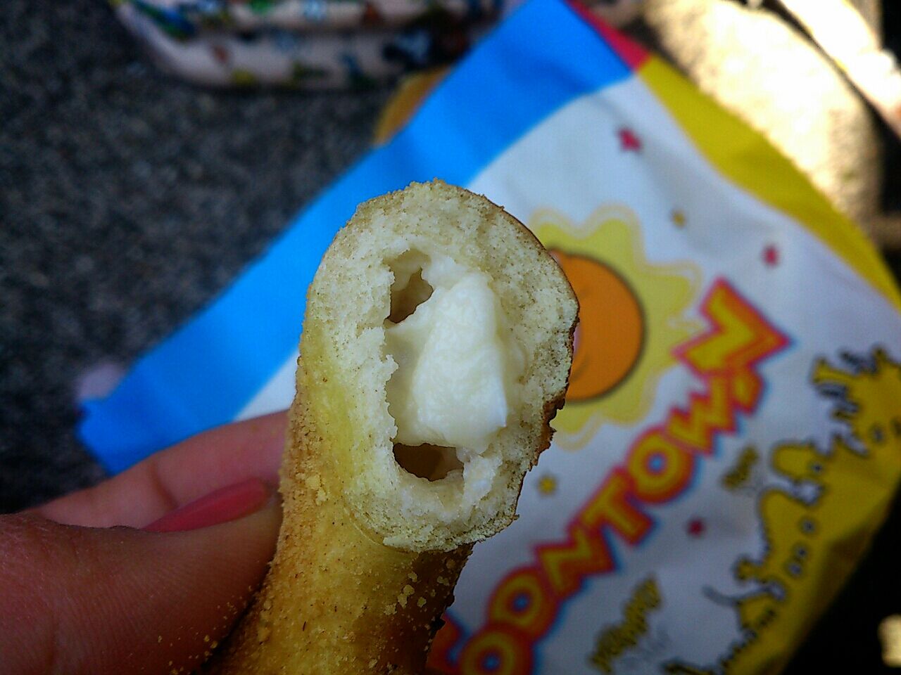 ディズニーランドの旅 トゥーンタウンでプレッツェル クリームチーズ Lobo ロボ