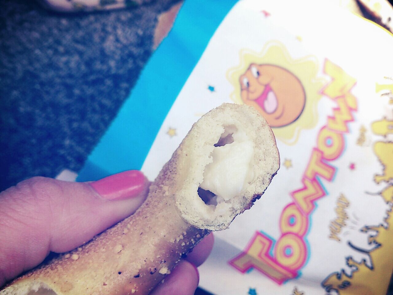 ディズニーランドの旅 トゥーンタウンでプレッツェル クリームチーズ Lobo ロボ