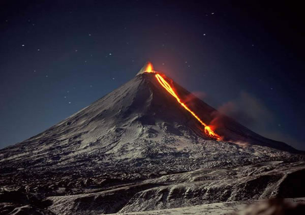 【／^o^＼】カムチャツカ半島クリュチェフスカヤ山が噴火「溶岩噴き上げ」噴煙6000m