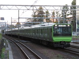 JR東日本E235系電車(原宿駅にて、'20.03.24撮影)