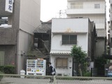 森ノ宮駅付近の廃屋(写真奥)(大阪市中央区)