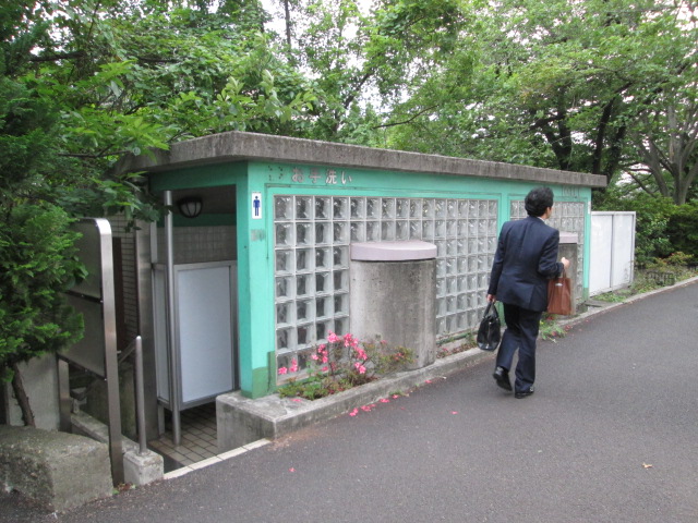 公衆トイレ露出 