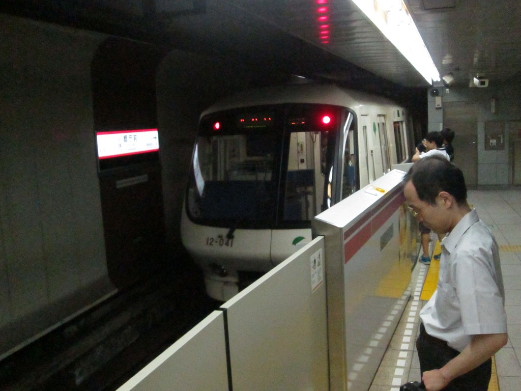 都営大江戸線 12-000形前期型 撮り納め（2016/06/28） : トイレ探索