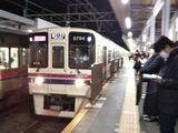 京王電鉄9000系電車(明大前駅にて、'20.03.13撮影)