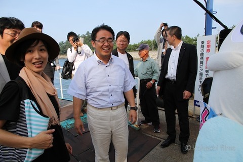 大村愛知県知事_篠島_トラフグ_2011-10-10 13-50-46